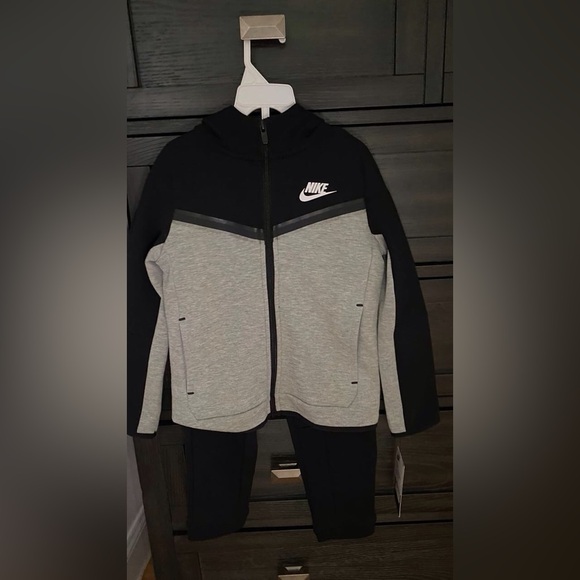 Nike Tech 2-Piece Set - Picture 2 of 5